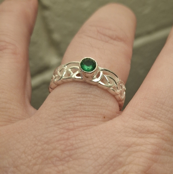 New Solitaire Emerald 925 Silver Celtic Wedding Band. - Picture 4 of 8